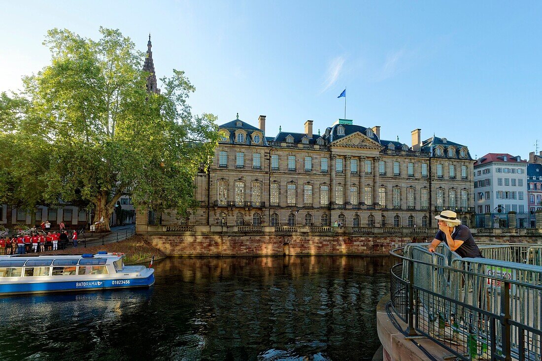 Frankreich, Bas Rhin, Straßburg, Fußgängerzone am Quai des Bateliers, Altstadt, die von der UNESCO zum Weltkulturerbe erklärt wurde, das Palais des Rohan, das das Museum für Kunstgewerbe, Kunst und Archäologie und die Kathedrale Notre Dame beherbergt