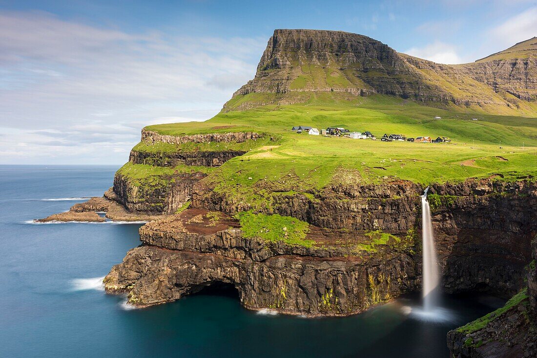 Dänemark, Färöer Inseln, Vagar Island, Gasadalur, Dorf und Wasserfall, der ins Meer fällt