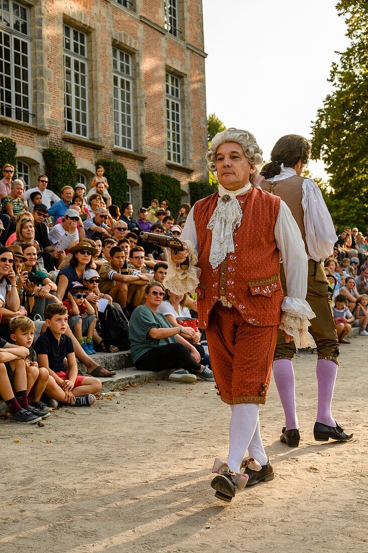 Frankreich, Yvelines (78), les Mesnuls, Les Mesnuls castlle, Tag des Kulturerbes 2019, Schießbudenfiguren in Kostümen während einer historischen Rekonstruktion