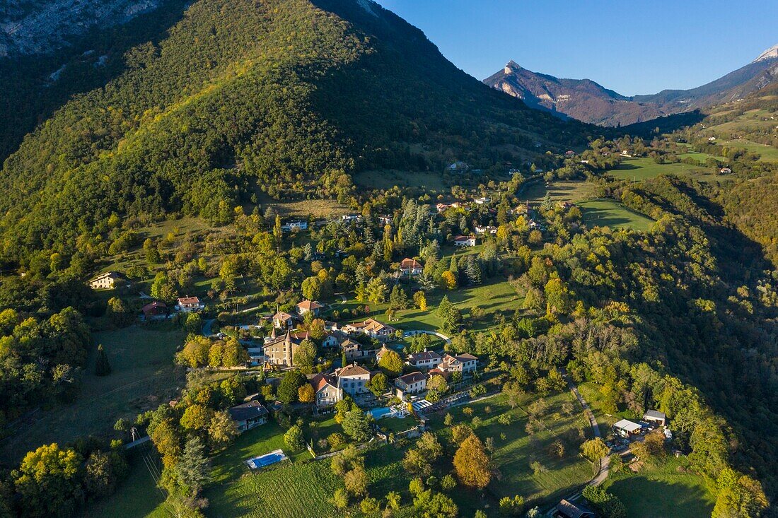 Frankreich, Isere, Berg Chartreuse, Saint-Martin-le-Vinoux bei Grenoble, Dorf Narbonne (Luftaufnahme)