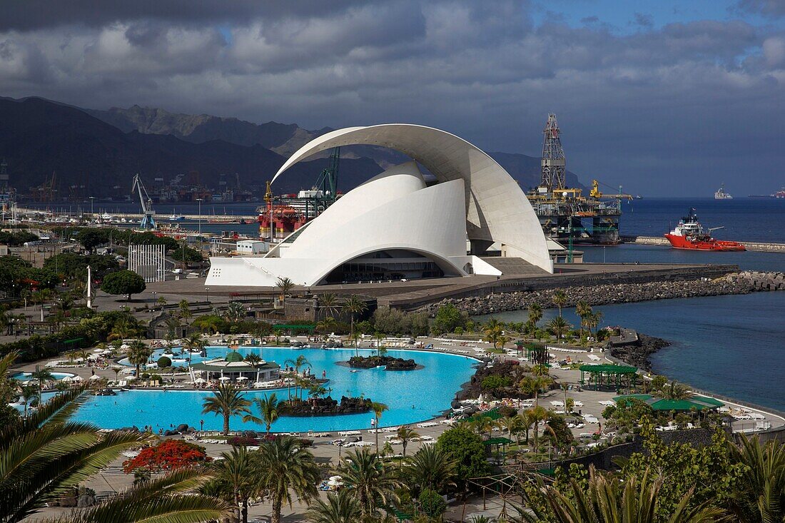 Spanien, Kanarische Inseln, Insel Teneriffa, Santa Cruz de Tenerife, Parque Marítimo César Manrique vor dem Auditorium Adán Martín, signiert vom Architekten Calatrava