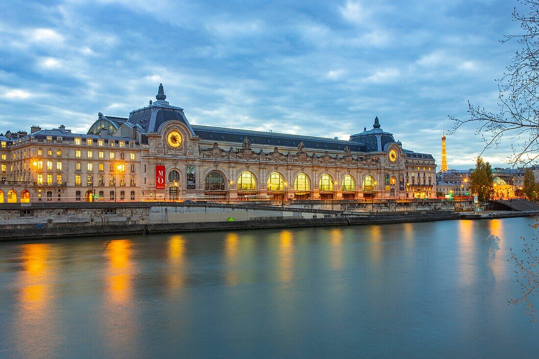 Frankreich, Paris, die UNESCO-geschützten Ufer der Seine im Herbst, das Musee d'Orsay und der Eiffelturm