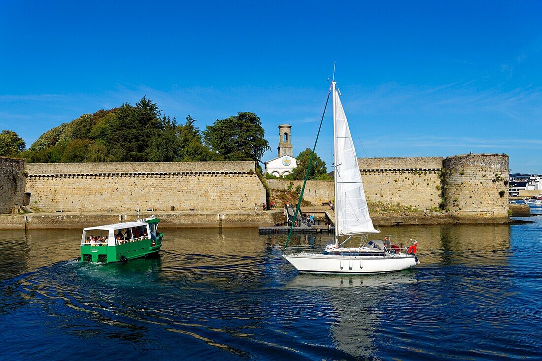 Frankreich, Finistere, Concarneau, Fähre, die die Ville Close (mittelalterliche ummauerte Stadt) mit dem Stadtteil Lanriec in zwei Minuten Schifffahrt verbindet