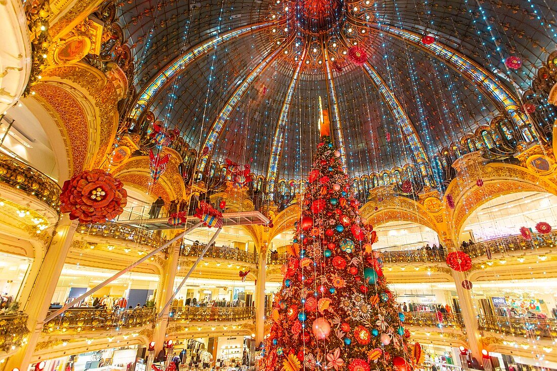 Frankreich, Paris, das Kaufhaus Galeries Lafayette zu Weihnachten, der Weihnachtsbaum unter der Kuppel