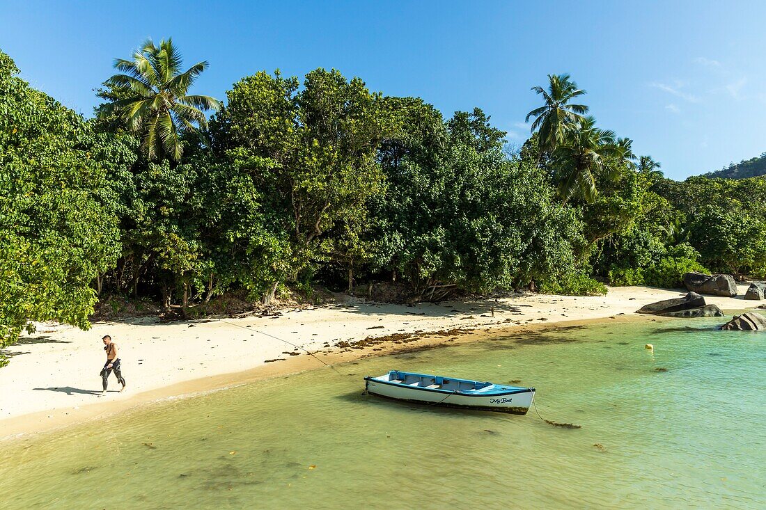 Seychellen, Insel Mahe, Taucher in einer Kieselsteinbucht (Pebbles coves) in Baie Lazare