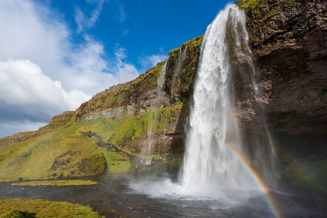 Island, Sudurland, Seljalandsfoss Wasserfall, Regenbogen