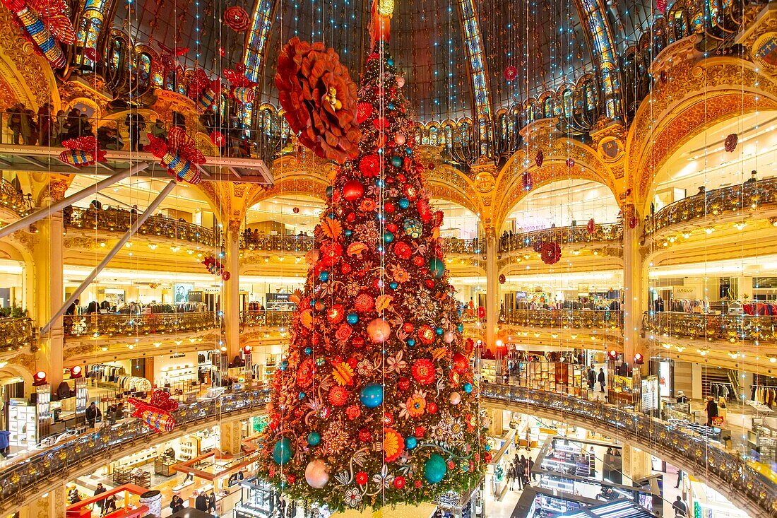 Frankreich, Paris, das Kaufhaus Galeries Lafayette zur Weihnachtszeit, der Weihnachtsbaum unter der Kuppel