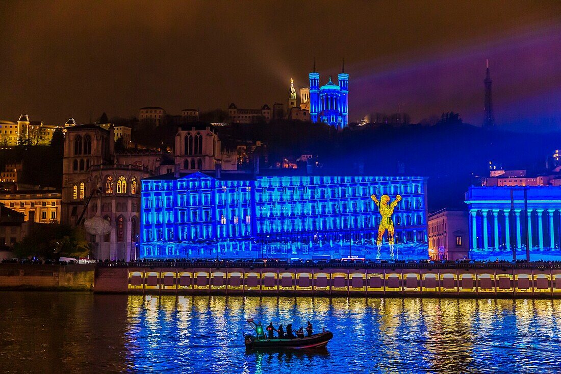 Frankreich, Rhone, Lyon, historische Stätte, die von der UNESCO zum Weltkulturerbe erklärt wurde, die Kathedrale St. Jean, das Gerichtsgebäude am Ufer der Saone und die Basilika Notre Dame de Fourviere während der Fete des Lumieres (Lichtfest), Show Les Cueilleurs de Nuages von CozTen auf dem Hügel von Fourviere