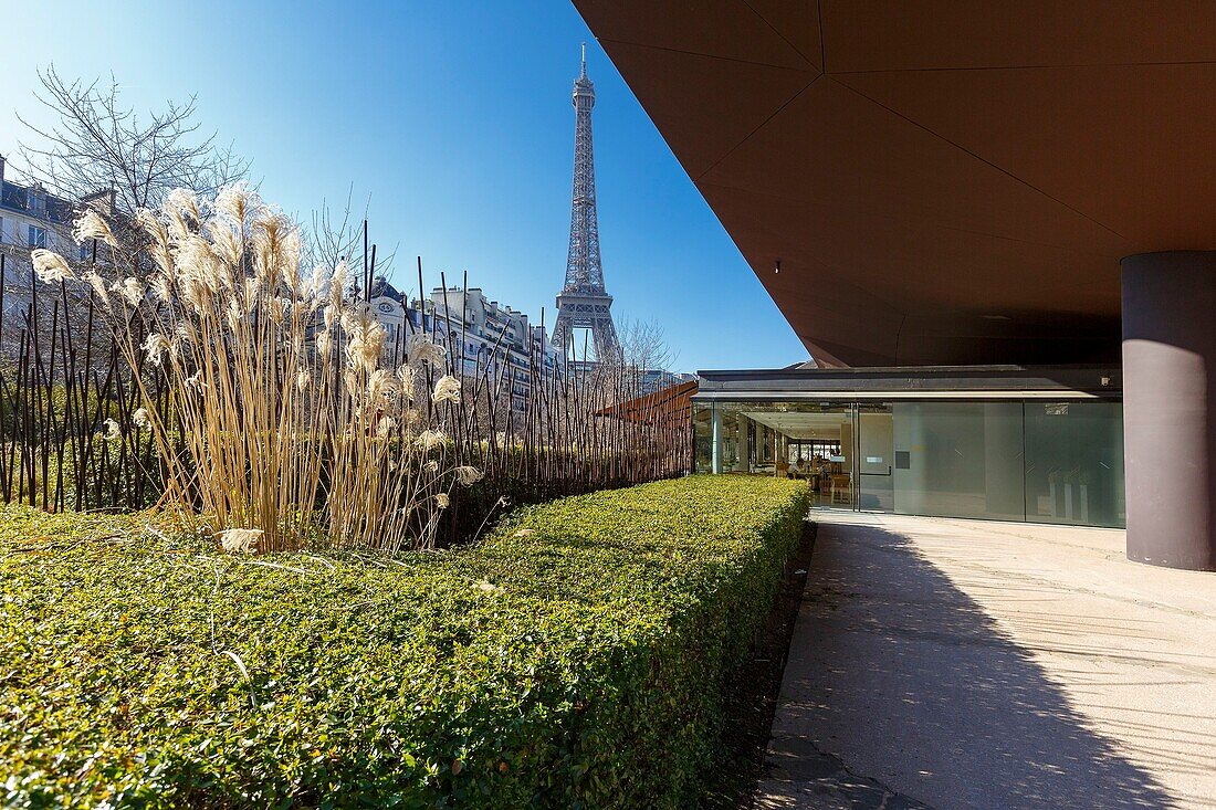 Frankreich, Paris, das Museum des Quai Branly, der Eiffelturm und die Fassaden der Wohnhäuser