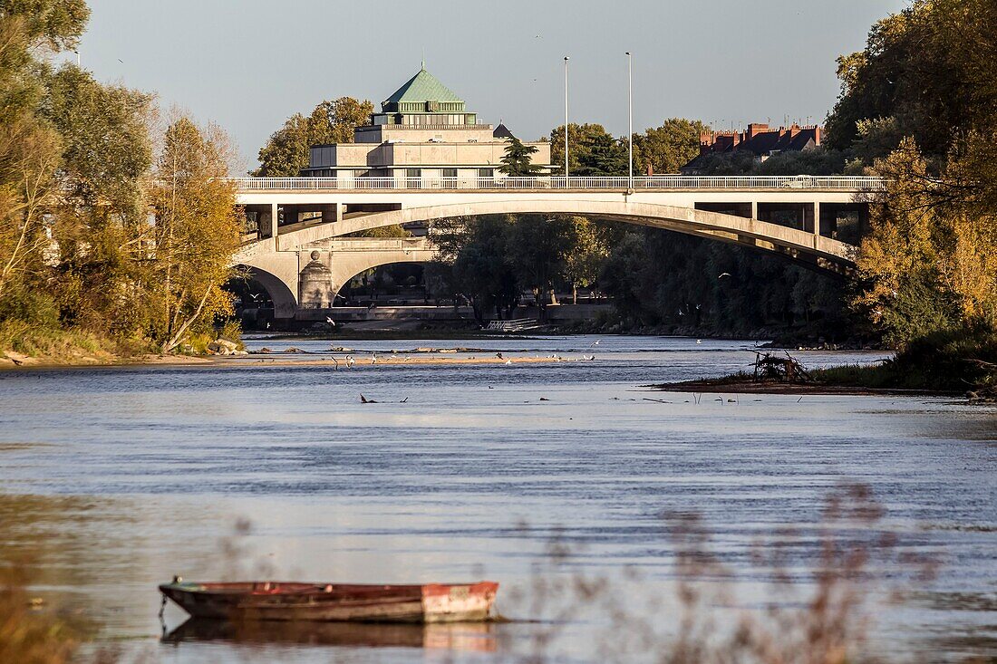 Frankreich, Indre et Loire, Loire-Tal als Weltkulturerbe der UNESCO, Tours, die Loire in Tours, Boot auf der Loire-Bibliothek und Wilson-Brücke