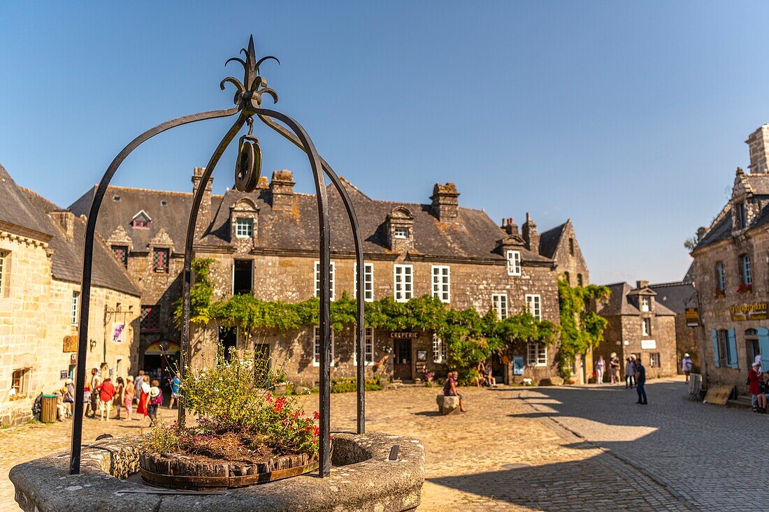 Frankreich, Finistère (29), Cornwall, Locronan, das Dorf zählt zu den schönsten Dörfern Frankreichs und zu den Kleinstädten mit Charakter, rund um die Kirche sind die Dächer des Dorfes Kunstwerke, der zentrale Platz und die Renaissancehäuser sind aus Granit