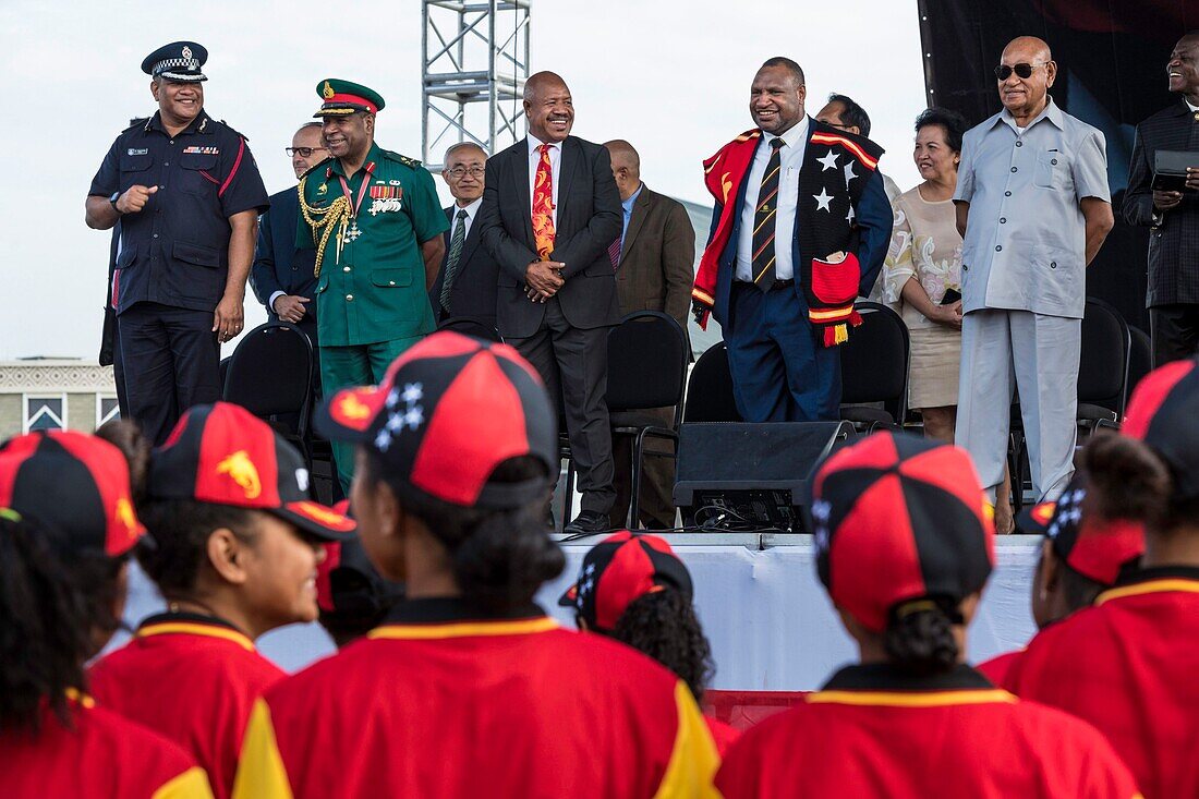 Papua-Neuguinea, Distrikt National Capitale, Port Moresby, Distrikt Waigani, Independence Hill, Feier zum Unabhängigkeitstag, der jedes Jahr am 16. September begangen wird, Premierminister James Marape und Gouverneur Powes Parkop beim Schulmarsch