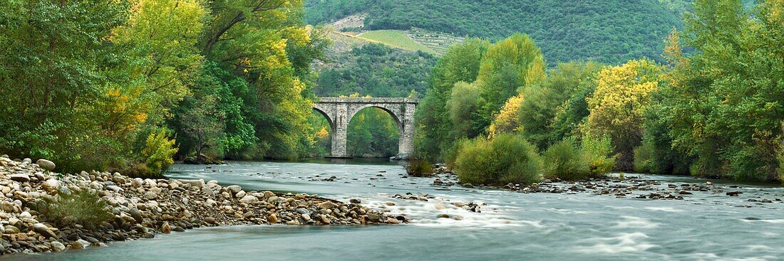 Frankreich, Gard, Nationalpark Cevennen, Brücke über den Fluss Gardon d'Ales