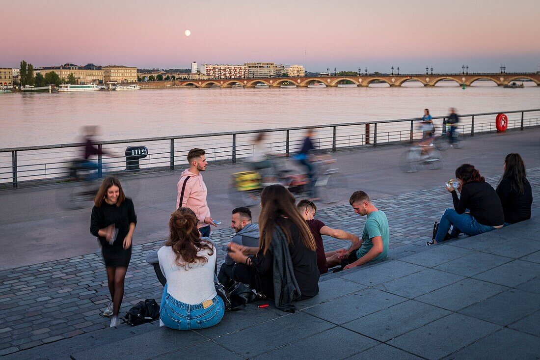 Frankreich, Gironde, Bordeaux, von der UNESCO zum Weltkulturerbe erklärtes Gebiet, Bordeaux Jugend am Quai Richelieu, unten die Pont de Pierre über der Garonne