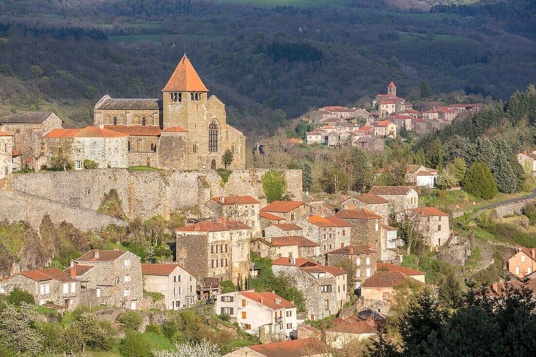 Frankreich, Haute Loire, die Dörfer Chanteuges und Saint-Arcons im Hintergrund