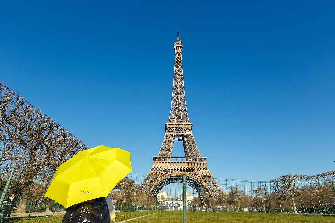 Frankreich, Paris, Stadtteil des Eiffelturms, der von der UNESCO zum Weltkulturerbe erklärt wurde, der Eiffelturm und das Palais de Chaillot (1937) im Hintergrund mit dem Trocadero und dem Platz der Menschenrechte