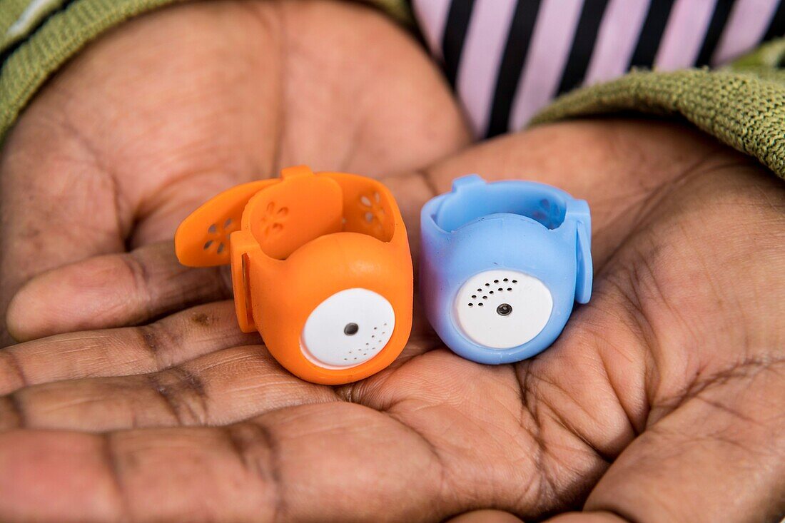 Papua New Guinea, Western Highlands Province, Mendi, Tambul village, &#x2018;Savings Lives, Spreading Smiles' program is being delivered to help mothers protect their babies from hyperthermia. Developed by UNICEF, a simple device called &#x2018;Bebi Kol Kilok,' consists of a wrist band that alerts parents to a fall in the newborn's body temperature. Community volunteers received training to educate mothers on the use of the device and how to warm their babies.