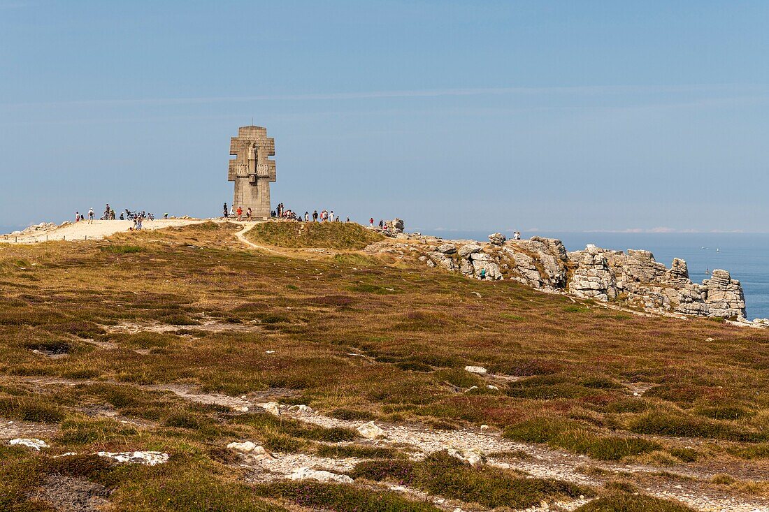 France, Finistère (29), Cornouaille, Crozon Peninsula, Camaret-sur-Mer, Pen-Hir Point in the Iroise Sea