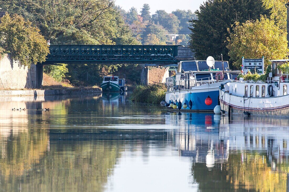 France, Loiret, Loire valley,Briare, lateral canal to the Loire