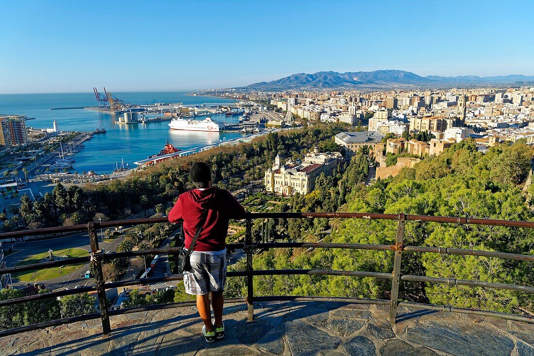 Spanien, Andalusien, Costa del Sol, Malaga, Gesamtansicht mit dem Hafen, dem Rathaus, der Kathedrale und der Alcazaba