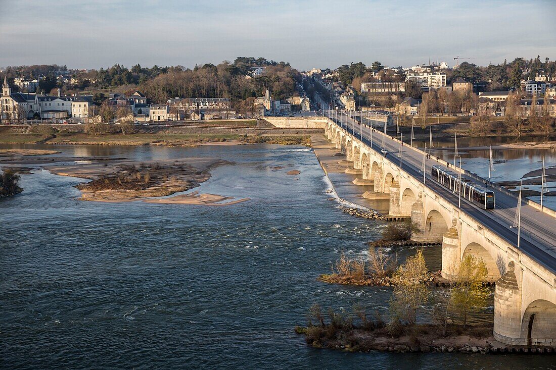 Frankreich, Indre et Loire, Loire-Tal, von der UNESCO zum Weltkulturerbe erklärt, Tours, die Loire in Tours, Wilson-Brücke