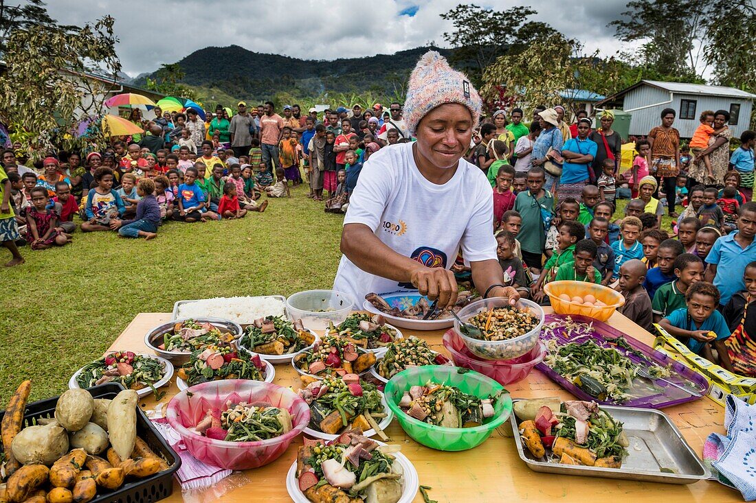 Papua-Neuguinea, Provinz Südliches Hochland, Mendi, Kochvorführung, organisiert von UNICEF, um Müttern zu helfen, ihre Ernährung für die Familie ausgewogen zu gestalten