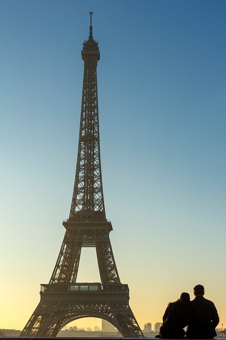 Frankreich, Paris, Stadtteil des Eiffelturms, der von der UNESCO zum Weltkulturerbe erklärt wurde, der Eiffelturm vom Trocadero-Platz aus, Platz der Menschenrechte