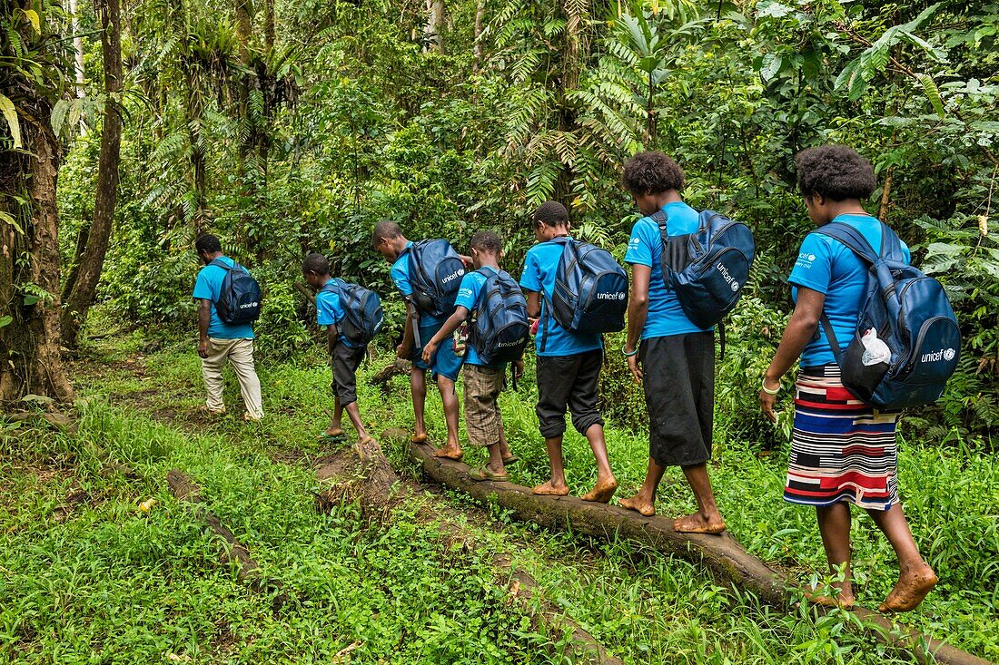 Papua-Neuguinea, Südliche Hochlandprovinz, Lake Kutubu, Kinder gehen wieder zur Schule