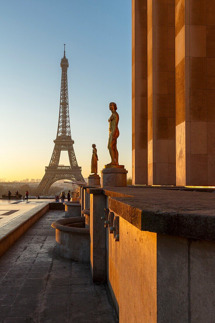 Frankreich, Paris, von der UNESCO zum Weltkulturerbe erklärtes Gebiet, Trocadero, Palais de Chaillot (1937) im neoklassizistischen Stil, Platz der Menschenrechte und der Eiffelturm