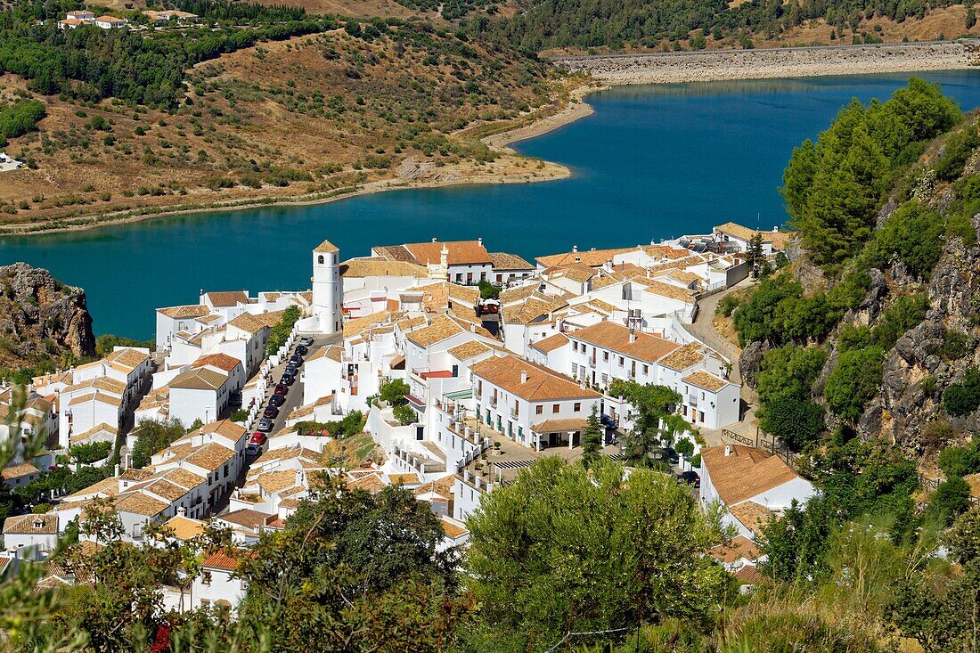 Spanien, Andalusien, Provinz Cadix, Zahara de la Sierra, Naturpark Sierra de Grazalema, Gesamtansicht des Dorfes, Ruta de los Pueblos Blancos (Straße der weißen Dörfer), Kapelle San Juan de Letran und Stausee von Zahara-el Gastor