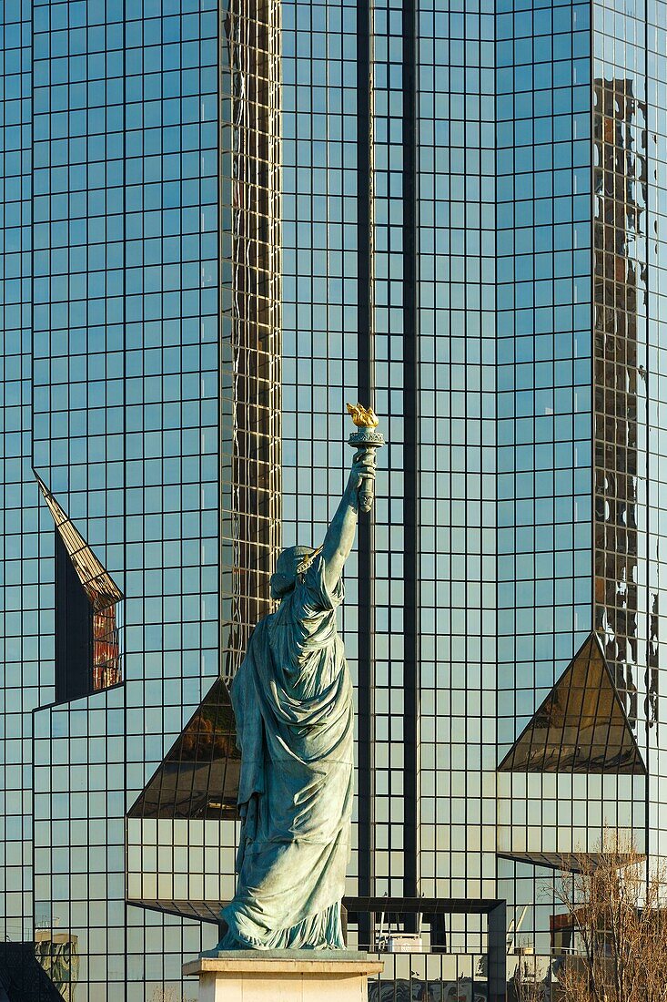 Frankreich, Paris, die Ufer der Seine, die von der UNESCO zum Weltkulturerbe erklärt wurden, Freiheitsstatue von Bartholdi auf der Ile aux Cygnes (Gänseinsel) und Fassaden des Viertels Beaugrenelle