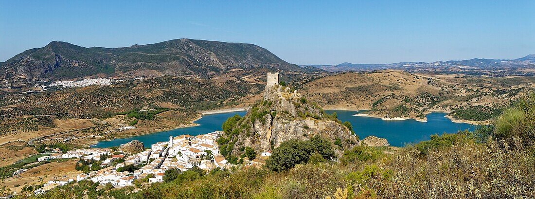 Spanien, Andalusien, Provinz Cadix, Zahara de la Sierra, Naturpark Sierra de Grazalema, Gesamtansicht des Dorfes, Ruta de los Pueblos Blancos (Straße der weißen Dörfer), Kapelle San Juan de Letran und der mittelalterliche Turm oberhalb des Dorfes und der Stausee von Zahara-el Gastor