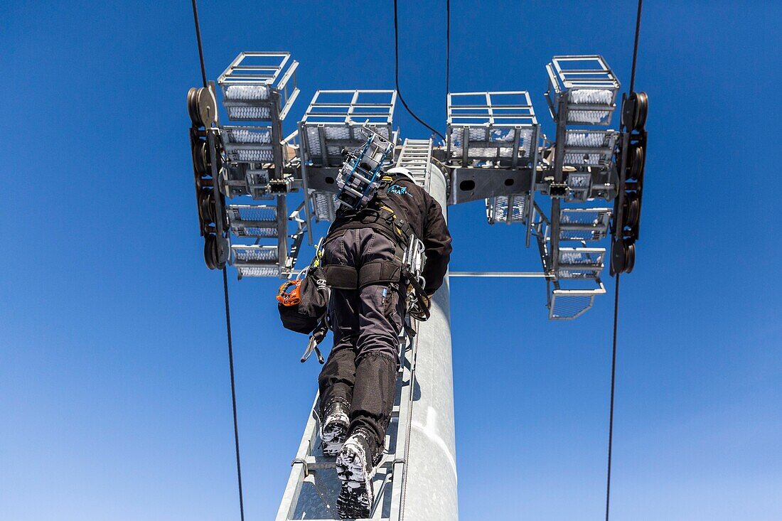 Frankreich, Pyrenees Atlantiques, Skigebiet Gourette (Ortschaft der Gemeinde Eaux-Bonnes), Einsatz eines Wartungsarbeiters an einer Seilbahn