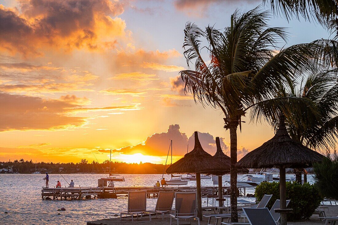 Mauritius, Bezirk Rivière du Rempart, Grand Baie, Sonnenuntergang vor dem Hotel Veranda Grand Baie