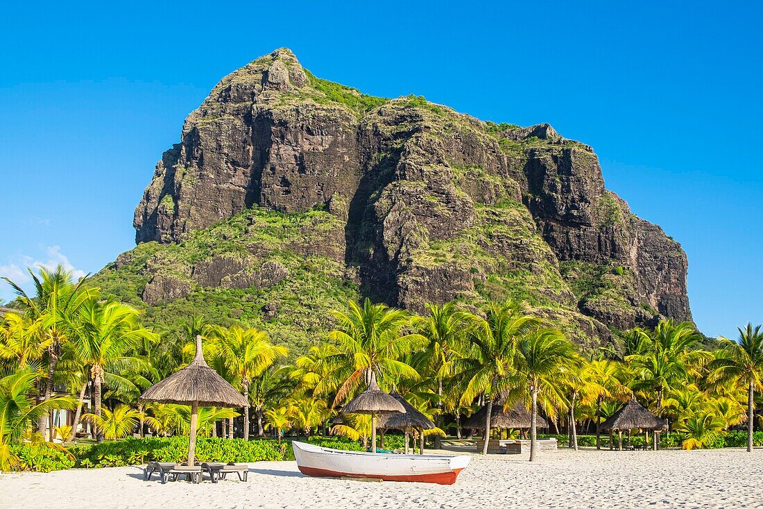 Mauritius, Bezirk Riviere Noire, Strand Morne vor dem Luxushotel Dinarobin Beachcomber Golf Resort & Spa und Morne Brabant, von der UNESCO zum Weltkulturerbe erklärt