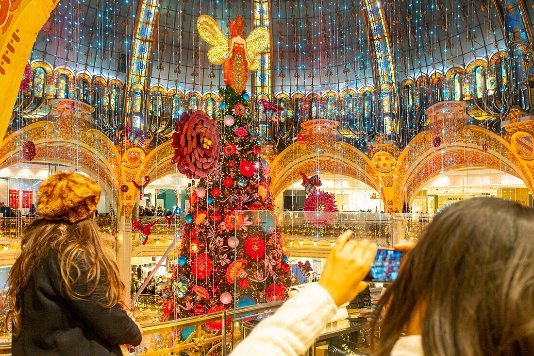 Frankreich, Paris, das Kaufhaus Galeries Lafayette zur Weihnachtszeit, der Weihnachtsbaum unter der Kuppel