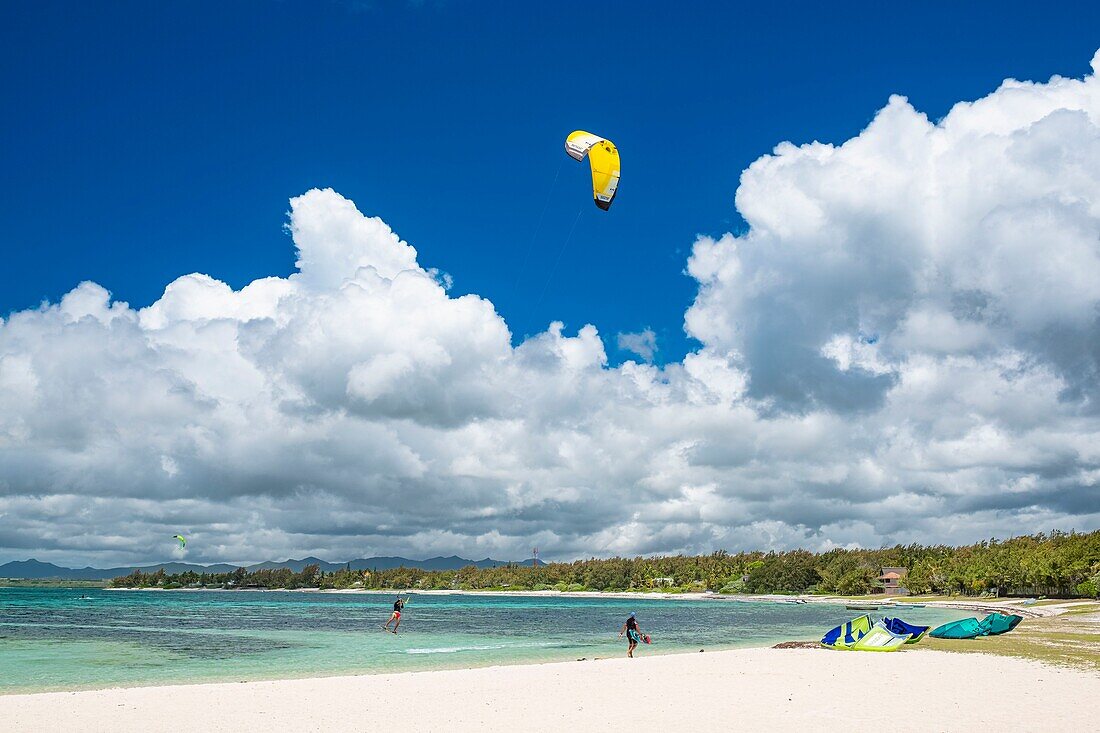 Mauritius, Flacq district, Poste Lafayette beach, kitesurfers