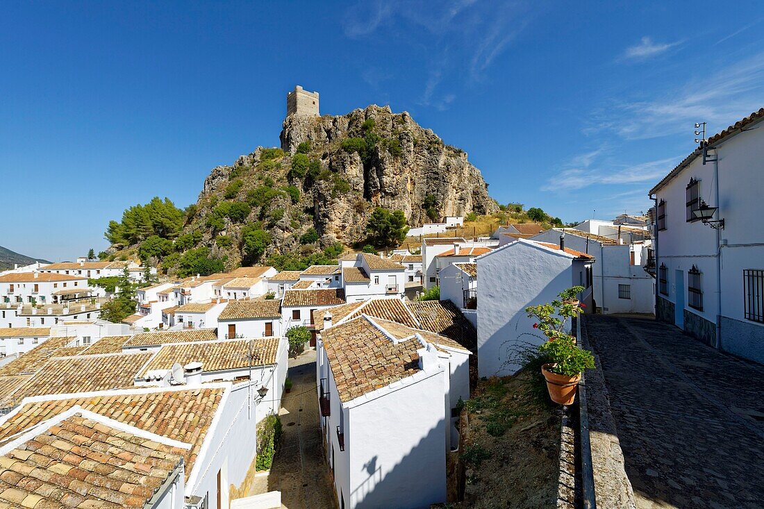 Spanien, Andalusien, Provinz Cadix, Zahara de la Sierra, Naturpark Sierra de Grazalema, Gesamtansicht des Dorfes, Ruta de los Pueblos Blancos (Straße der weißen Dörfer), der mittelalterliche Turm oberhalb des Dorfes