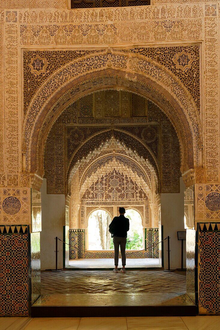 Spanien, Andalusien, Granada, der Alhambra-Palast, von der UNESCO zum Weltkulturerbe erklärt, erbaut zwischen dem 13. und 14. Jahrhundert von der Nasriden-Dynastie, islamische Architektur, fein gemeißelte Stuckarbeiten in der Sala de las Dos Hermanas (dem Saal der zwei Schwestern)