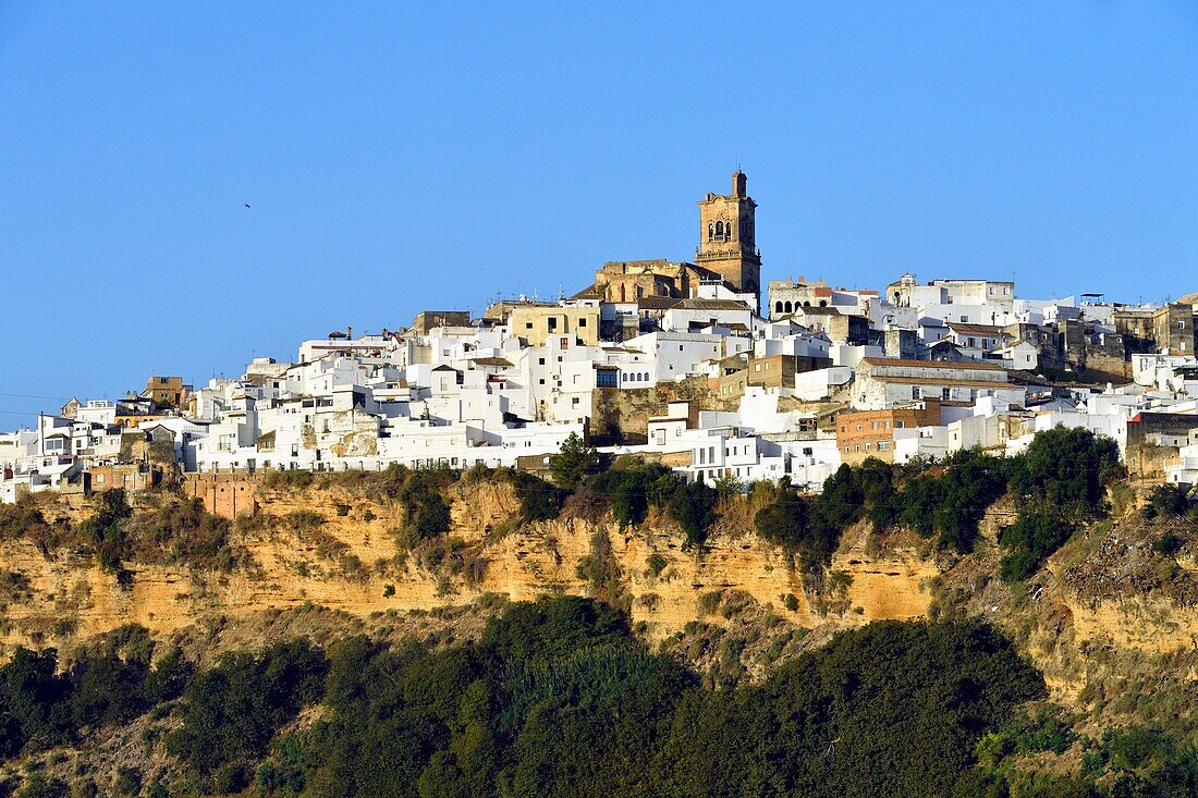 Spanien, Andalusien, Provinz Cádiz, Arcos de la Frontera, Route der weißen Dörfer (Ruta de los Pueblos Blancos), das Dorf auf einer Felsklippe, Kirche San Pedro