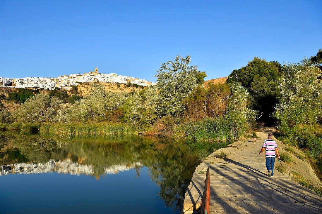 Spanien, Andalusien, Provinz Cádiz, Arcos de la Frontera, Route der weißen Dörfer (Ruta de los Pueblos Blancos), das Dorf auf einer Felsklippe und der Fluss Guadalete