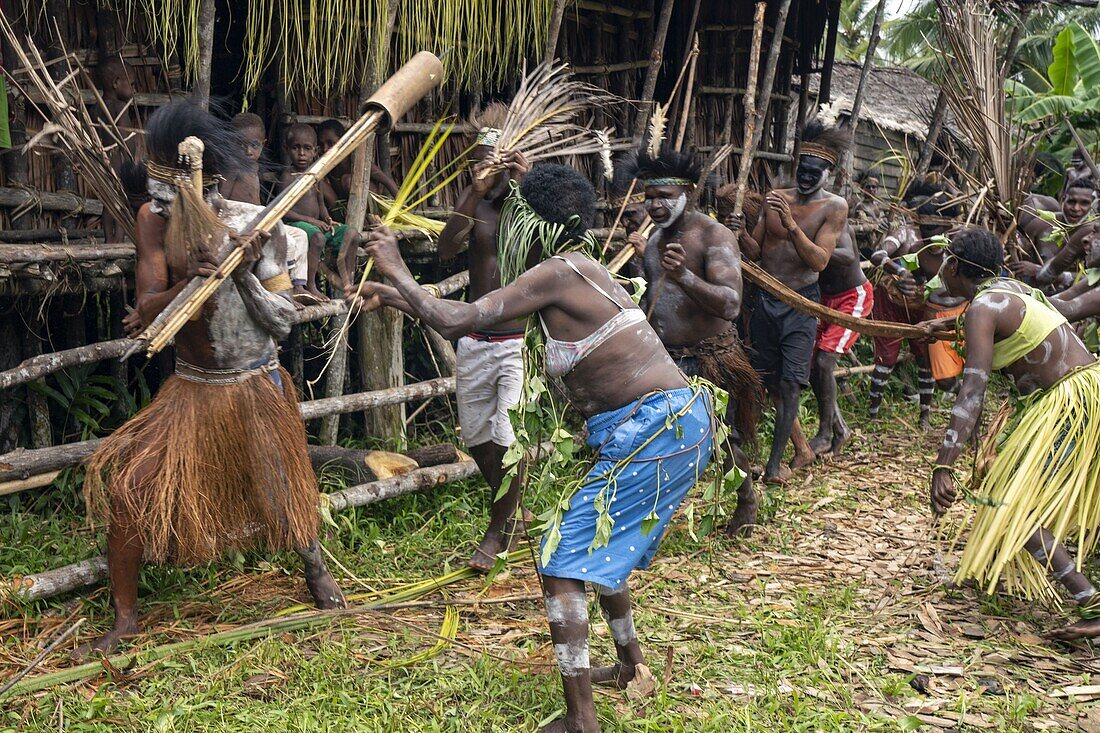 Indonesien, Papua, Bezirk Asmat, Dorf Per, Pfahlzeremonie