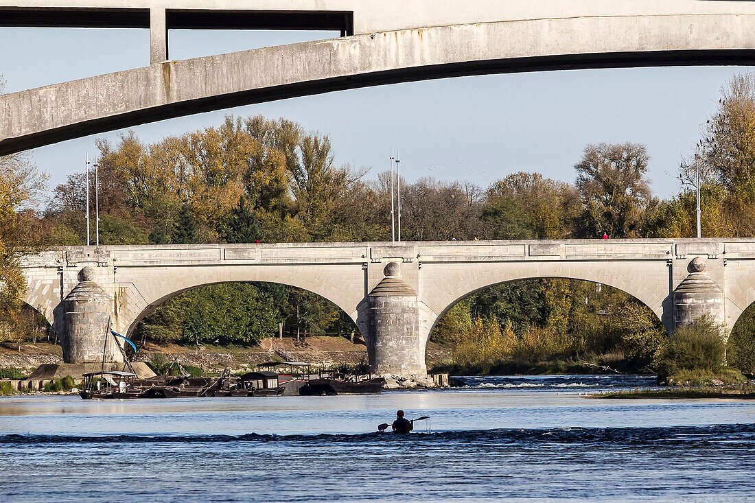 Frankreich, Indre et Loire, Loire-Tal, von der UNESCO zum Weltkulturerbe erklärt, Tours, die Loire in Tours, Blick auf die Napoleon- und die Wilson-Brücke mit Kajakfahrer