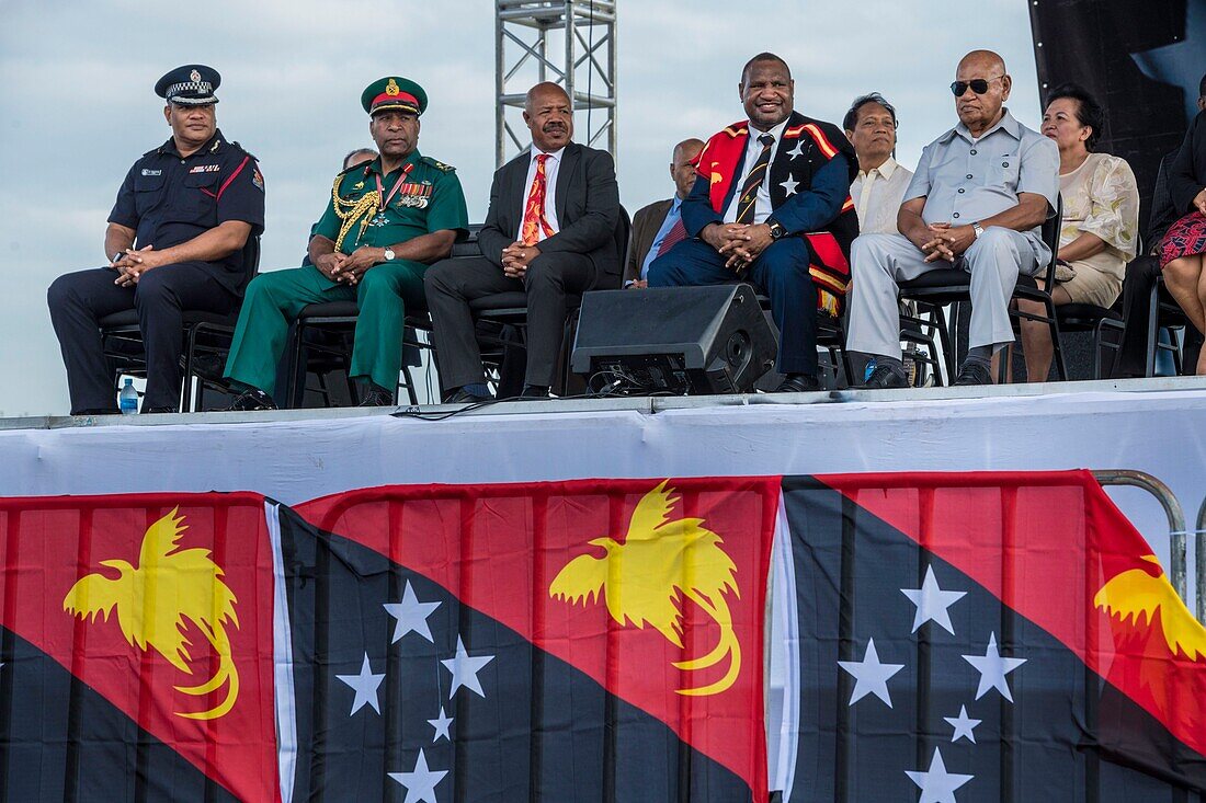 Papua-Neuguinea, Nationaler Hauptstadtdistrikt, Port Moresby, Waigani-Distrikt, Independence Hill, Feier zum Unabhängigkeitstag, die jedes Jahr am 16. September stattfindet, Premierminister James Marape und Gouverneur Powes Parkop während des Schulmarsches