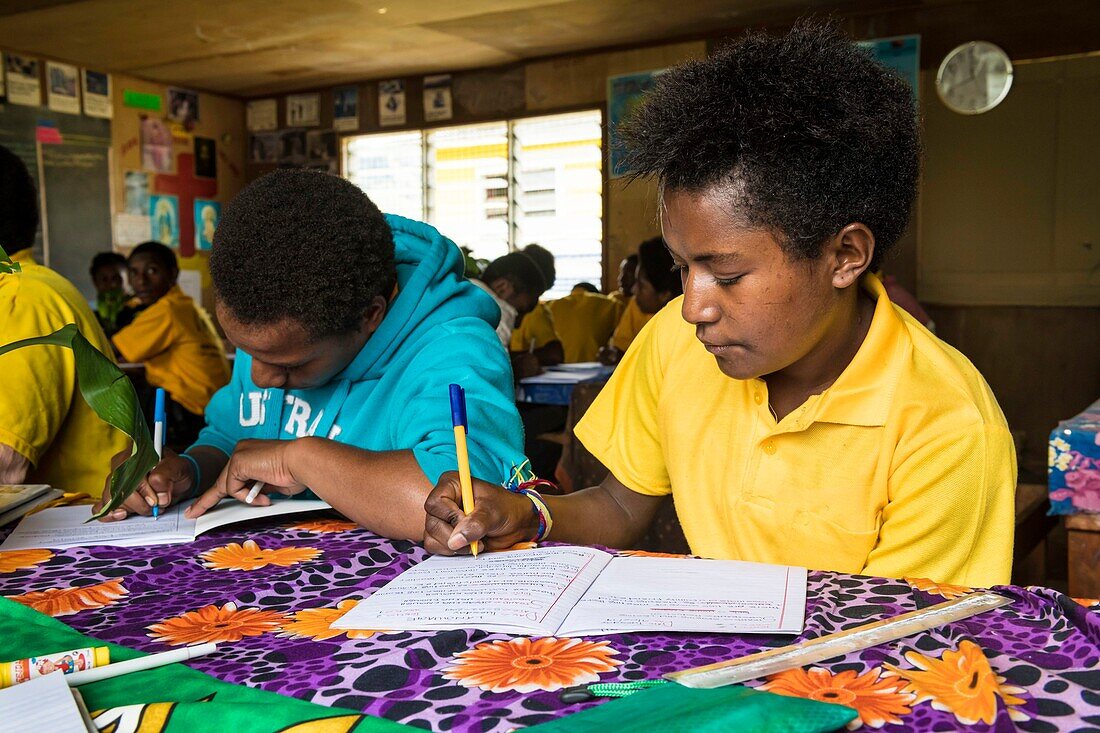 Papua-Neuguinea, Südliche Hochlandprovinz, Mendi, Schüler in ihrem Klassenzimmer