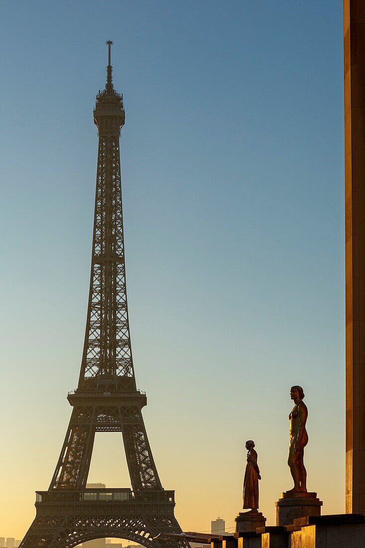 Frankreich, Paris, von der UNESCO zum Weltkulturerbe erklärtes Gebiet, Trocadero, Palais de Chaillot (1937) im neoklassizistischen Stil, der Platz der Menschenrechte und der Eiffelturm