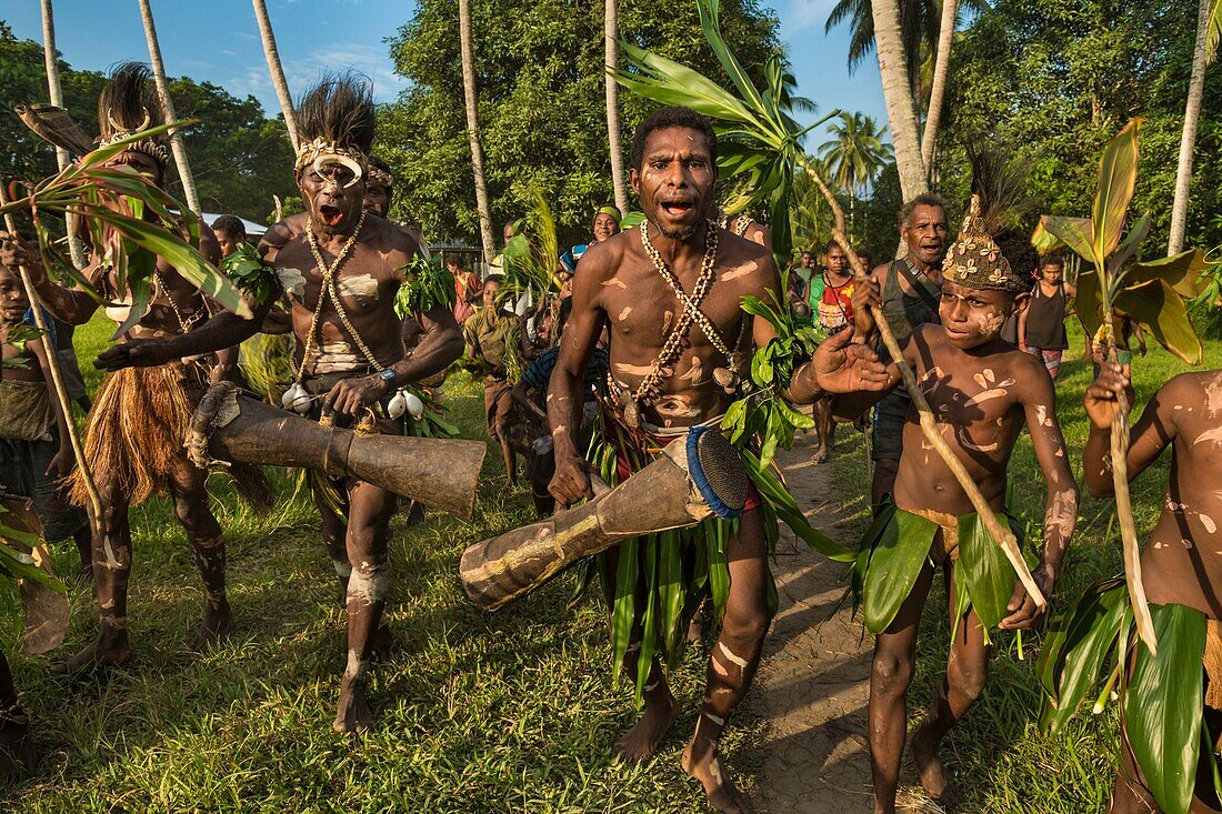 Papua New Guinea, East Sepik Province, Sepik River Region, Samban Village, traditionnal sing-sgin dancing group