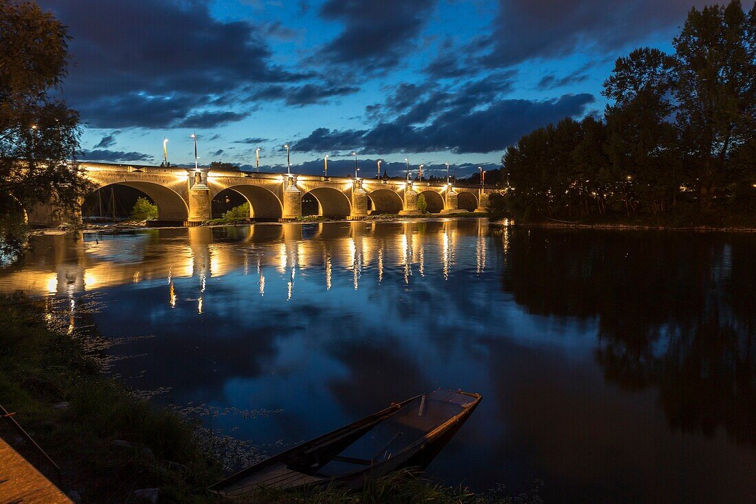 Frankreich, Indre et Loire, Loire-Tal als Weltkulturerbe der UNESCO, Tours, die Loire in Tours, Wilson-Brücke in der Abenddämmerung