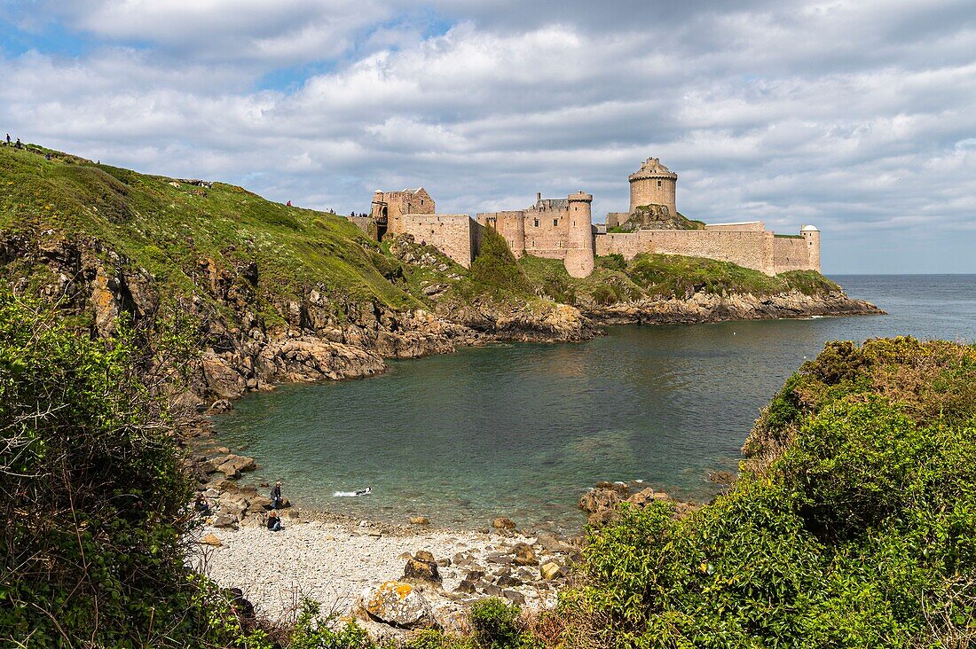 Frankreich, Ille et Vilaine, Cote d'Emeraude (Smaragdküste), Saint Malo, Plevenon, kleine Bucht unterhalb des Fort la Latte an der Pointe de La Latte