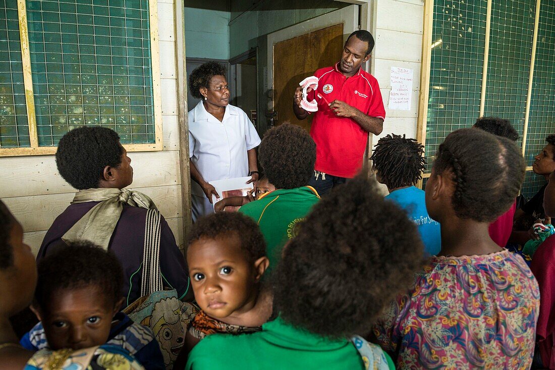 Papua-Neuguinea, Ost-Sepik-Provinz, Sepik River Region, Koubaili Dispensary, Polio-Impfkampagne in der Sepik River Region während der Epidemie-Ausrottungskampagne 2019, Dr. Karue Profits der Operation, um eine Weitergabe von Informationen über Zahnhygiene zu organisieren